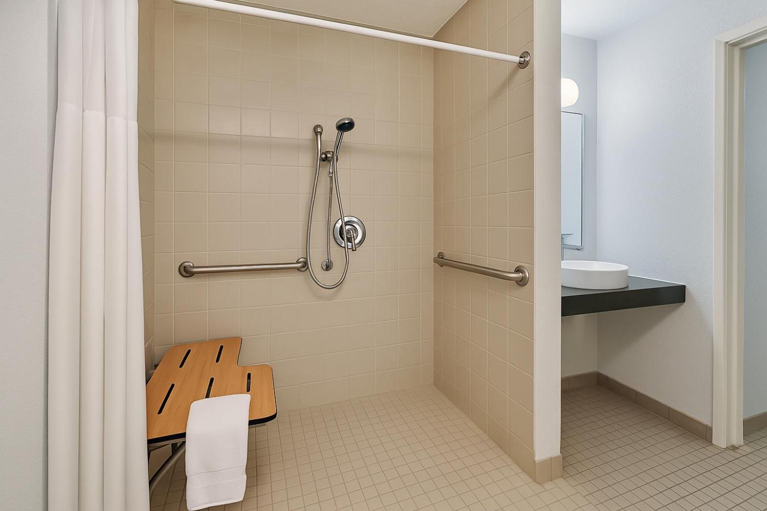 Quadruple Room Disability Access,1322674765:JPEG